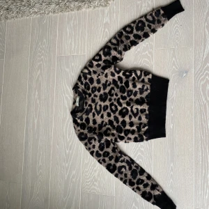 Leopard tröja - Säljer denna mysiga och fina tröja! Från Zara, strl S💕