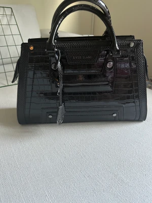 Väska - River island väska, i princip oanvänd. 
