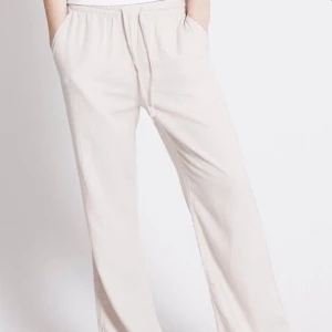 Linnebyxor  - Säljer beiga linnebyxor ifrån lager 157 i storlek xs. Bara använda en gång. Skickar gärna bilder vid intresse!