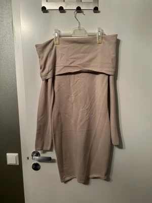 Off-shoulder klänning - En beige off shoulder klänning i lite ljusare beige färg. 
