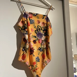 Body-con - Jätte charmig body från BikBok. I storlek L. Perfekt nu till sommaren.