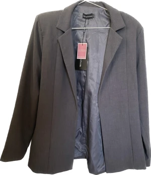 Oversized kavaj med axelvaddar - Helt ny, prislappen kvar. Oversized kavaj