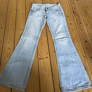 Lågmindjade jeans  - Otroligt snygga lågmidjade utsvängda jeans köpta här på Plick! Tyvär för små för mig därför säljer jag vidare. Köpta för 700kr