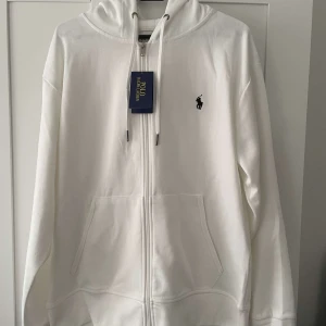 Ralph lauren zip (vit) - Finns bara denna färgen kvar och det är den sista! PASSA PÅ!! Storlek M, pris 600kr
