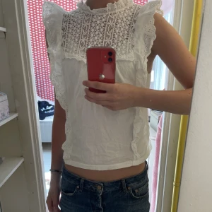 Topp från Mango  - Jättesöt topp från Mango. Endast använd en gång. Fraktkostnad kan tillkomma. 