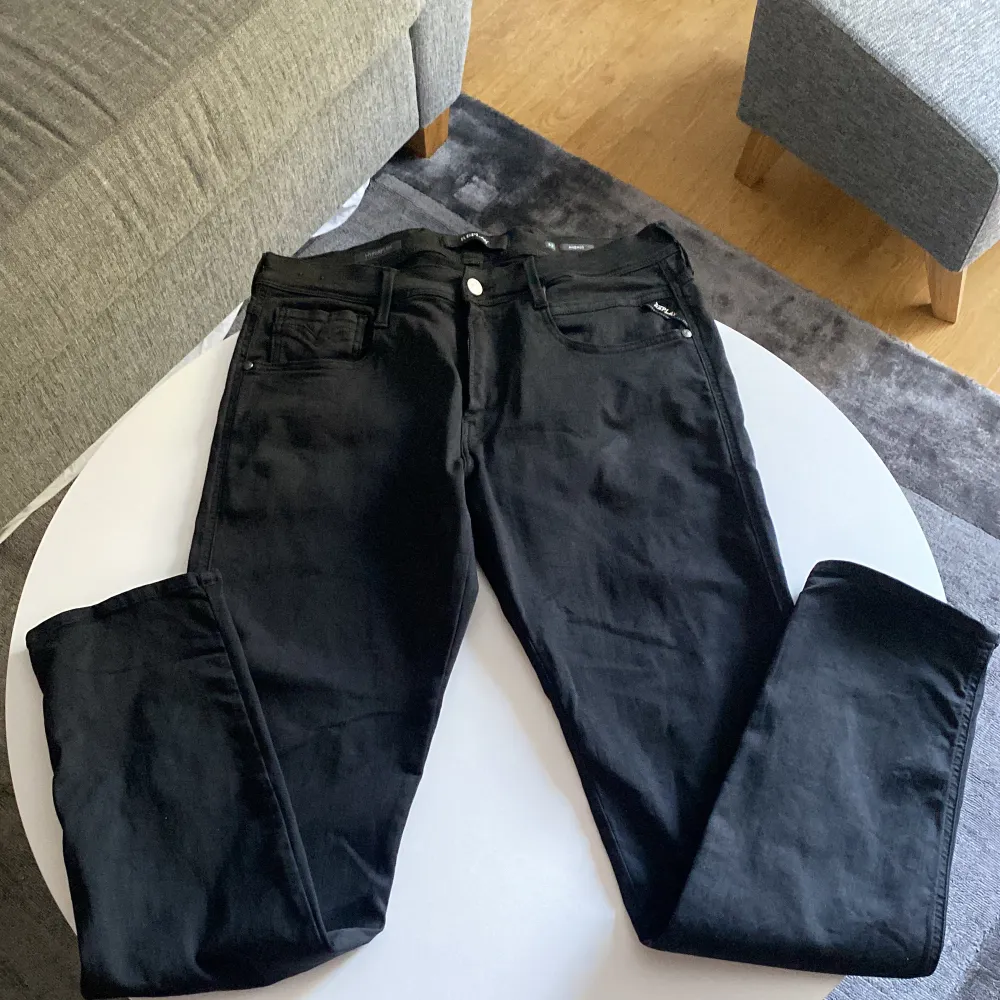 Svarta jeans som knappt kommit till användning, slimfit och stretchiga. Jeans & Byxor.