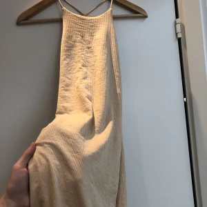 Beige klänning - Snygg beige klänning, passar inte mig längre. Använd kanske 2 gånger. 