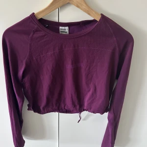 Gymshark croptop - Tunn croptop från gymshark i storlek s, jätteskön och i fint skick! 