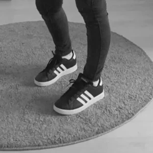 Adidas  skor  - Lite använda men i väldigt bra skick 