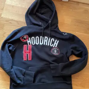 Hoodrich hoodie jag inte längre använder. Kontakta för fler bilder. Inte jätteanvänd, ser ut som original. Storlek S Org pris: 1000kr
