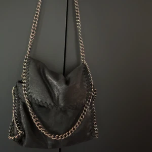 VÄSKA - Säljer denna väska! 😍Skriv om ni är intresserade. Väskan har blivit pytte lite rostig på kedjorna med tycker sjölv inte att de syns bra och har knappt tänkt på det! Den har även ett fack med en dragkedja som gått sönder,men facket går att använda!!💓💓💓💓💓💓💓