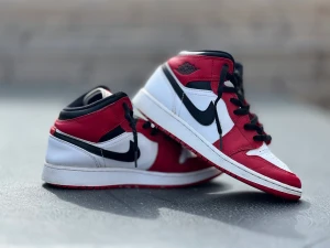 Jordan 1 Mid Chicago 2020 - Jordan 1 Mid Chicago 2020 i storlek 38, Nypris på dessa är 2900kr. (Ett litet hål i skon) Skorna är lite smutsiga som du ser på bilden men efter en tvättning glänser dom! Kan sänka pris vid snabb och smidig affär, hör av dig vid frågor och funderingar!
