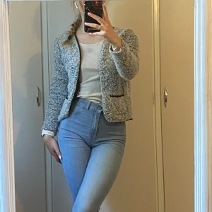 Kofta/Jacka - Fin kofta som påminner om en croppad jacka.