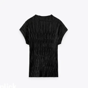 Plisserad topp - Plisserad topp från zara i storlek M. Jättefin och passar till allt! Säljer i den mörkgröna färgen. 