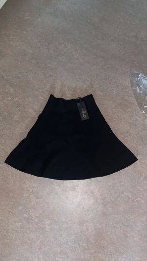 Kjol - Säljer min kjol då jag aldrig använt den, jätte skönt material.