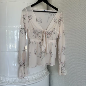 Blus - Vacker blus från NA-KD i storlek 36, aldrig använd 🌸