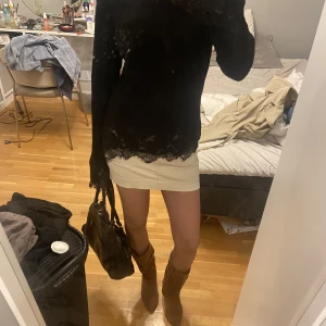 Spets tröja! - Man kan ha den bak o fram också och då är den V ringad! Storlek S. Super fin till allt möjligt! Fest, middag eller bara casual! 