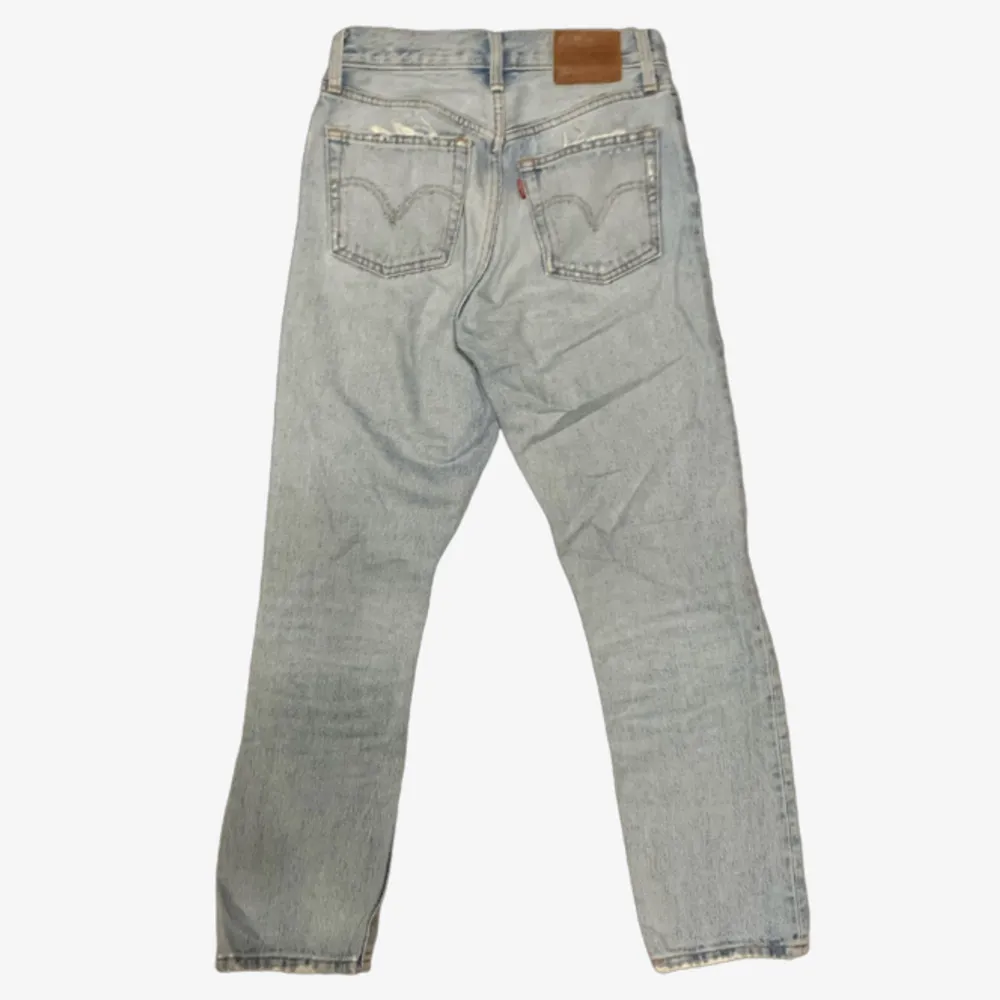 Snygga Levi’s jeans som är lite slitna och jag har sytt dit hjärtan på jeansen. Jeans & Byxor.