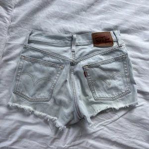 Levis 501 shorts  - Jag säljer dessa ljusa Levis 501 shortsen då de tyvärr blivit försmå😢 De har W25 så skulle säga att de är Xs❤️‍🔥❤️‍🔥