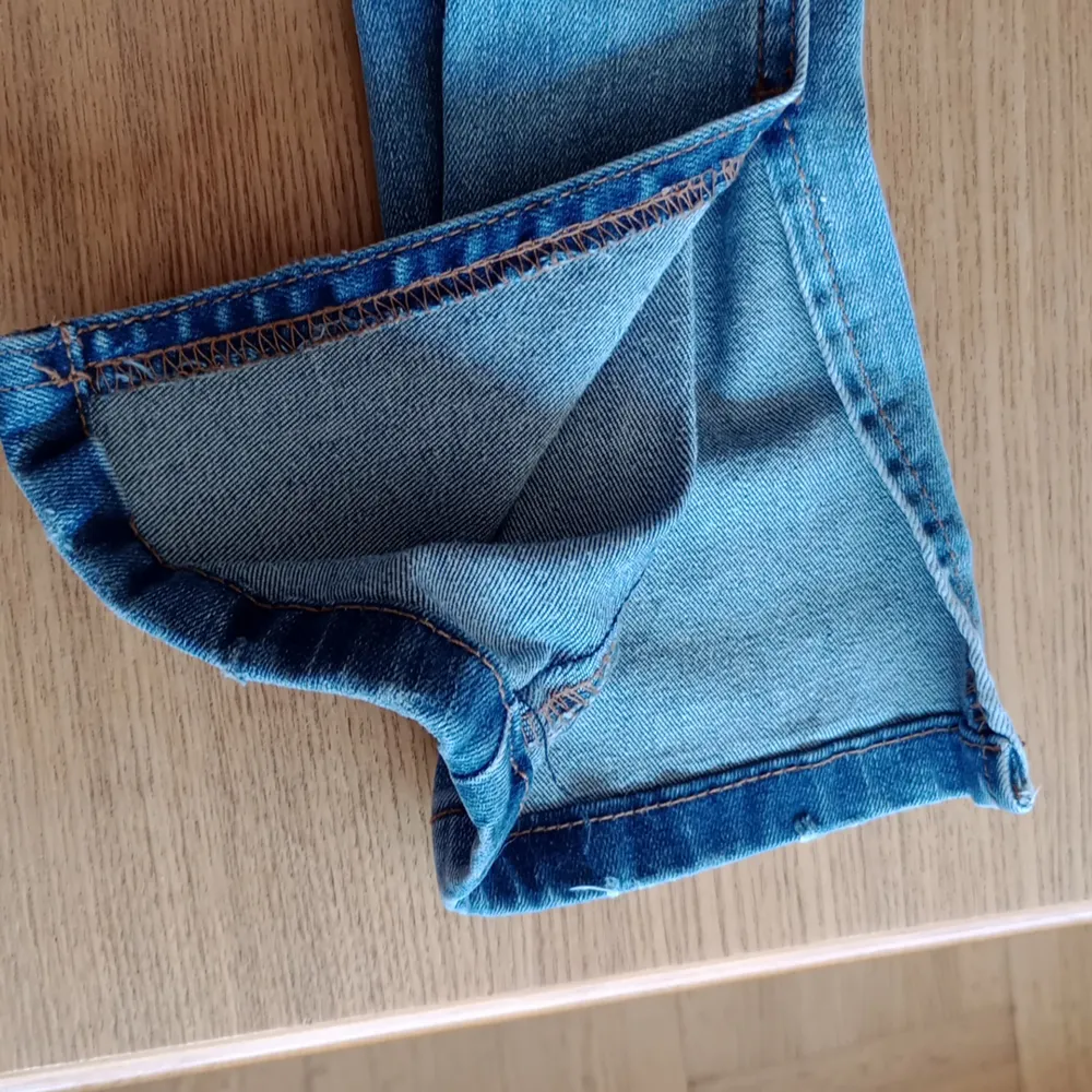 Jeansen har en liten slits på båda benen och är knappt använd ä. Priset går att diskutera. Köparen betalar frakt . Jeans & Byxor.