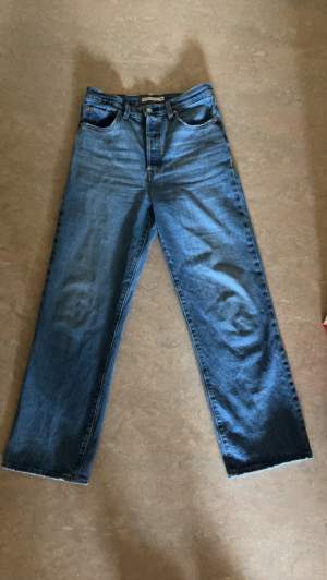 Säljer mina ”Ribcage straight ankle” Levis jeans då de är för stora, endast använd fåtal gånger. Köpte dessa för 1349kr. Pris kan diskuteras. 