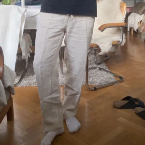 A days march linnebyxor - Säljer mina linnebyxor från a days March i sjukt bra skick. Perfekt passform och färg. Nypris 1295kr säljer för 699kr. Storlek 44 (S)