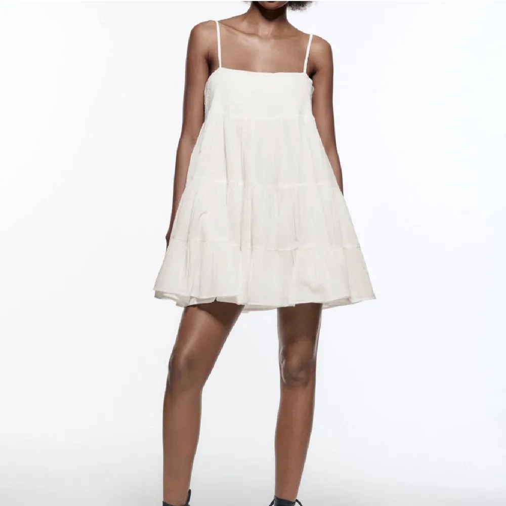 Säljer denna vita volang klänning från zara 💓köpte den för 400 kr nypris online på zara och den är använd cirka 4 gånger under sommaren 2022🙌🏼skriv privat för egna bilder ( första bilden är lånad )💓. Klänningar.