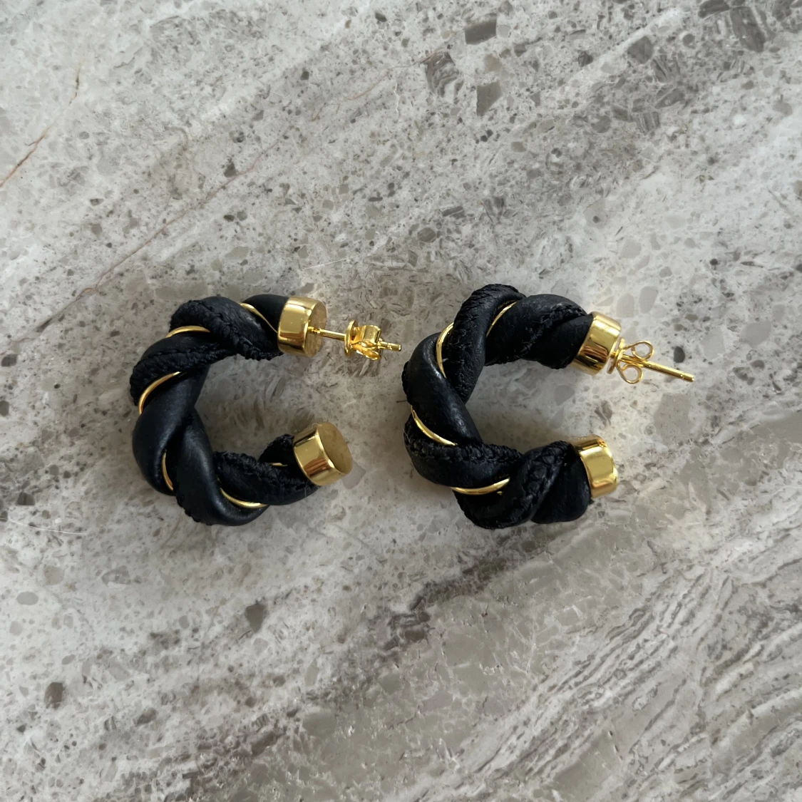 Twisted 18k guld, äkta läder