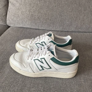 New Balance 480 - säljer mina gröna new balance 480💚Köpta för 1100kr och säljer vid bra bud (köp direkt för 600kr)🫶🏼 Väl använda men i bra skick💓(frakt inkluderas inte i priset)