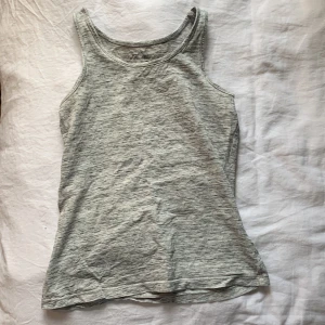 Grått linne - Ett grått linne från Lindex, de är väldigt skönt och bra kvalitet 