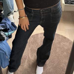 Low Rise jeans som är utsvängda as unika å coola. 