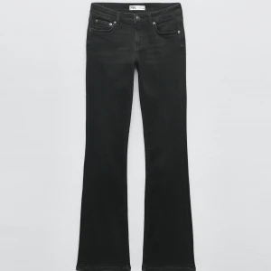 Lågmidjade zara jeans - Säljer nu dessa lågmidjade svarta zara jeansen som köptes i typ vintras❤️jeansen har inga defekter och inte mycket använda❣️kontakta vid intresse,frågar eller annat