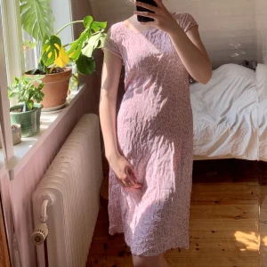 Klänning - Rosa klänning med små blommor. Mycket bra skick 🌸