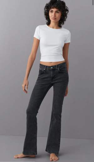 populära gråa low waist jeans från ginateicot, aldrig använda💕storlek 34 