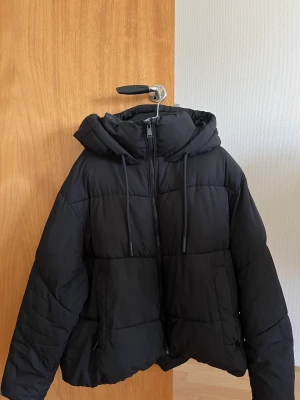 Dunjacka från Zara - Mysig dunjacka från Zara! Strl L men mer M/L. Använd men i bra skick.