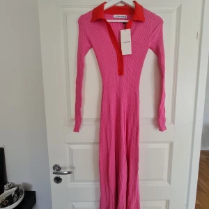 Adooreklänning  - Aldrig använd. Klänning från Adoore. Storlek 34. 