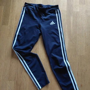 Adidas träningstights - Endast provade, som nyskick. Tyvärr inte alls samma passform som andra modeller, skulle säga att detta är en väldigt liten medium.