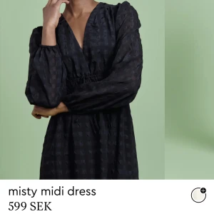 Misty midi dress - Prislapp kvar - Ny fin midi klänning i svart med prislapp kvar från GinaTricot (köpt i helgen).    Misty midi dress storlek M   Skick: Ny, oanvänd prislapp kvar  Nypris: 599 kr.  Säljs för 399 kr.     Köparen står för frakten. Betalning sker endast via swish. 