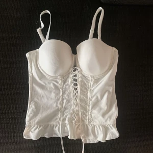 Vit korsett - Super söt vit korsett som inte kommer till användning🤍 Vid intresse finns det bilder hur den sitter på!