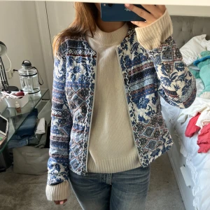 Jacka!  - Så snygg jacka som är så fin till sommaren över en blus eller klänning!!