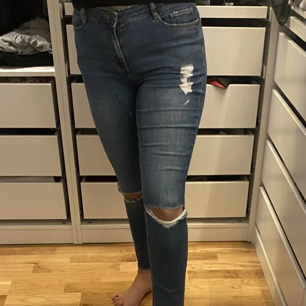 Ripped jeans från Divided (H&M) i storlek 38.  Plagget finns i Ursvik, Sundbyberg om du önskar hämta det.. Jeans & Byxor.