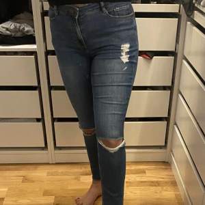 Ripped jeans från Divided (H&M) i storlek 38.  Plagget finns i Ursvik, Sundbyberg om du önskar hämta det.