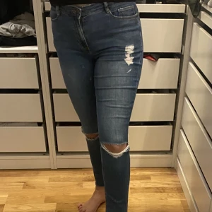 Ripped jeans - Ripped jeans från Divided (H&M) i storlek 38.  Plagget finns i Ursvik, Sundbyberg om du önskar hämta det.