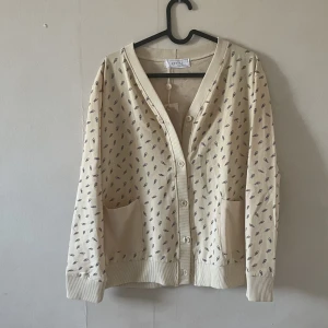 Tröja - Söt tröja med fiskben på, har tyvärr aldrig använt den men själv tänkt ha den som pyjamas. Väldigt mjuk och skön. Helt ny aldrig använd.  Säljer pga flytt. Storlek: S/M. (M sitter hyfsat kroppsformat, Men om du är S sitter den lite löst)