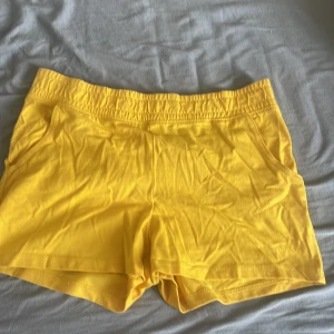 Gula shorts aldrig använt - Gul