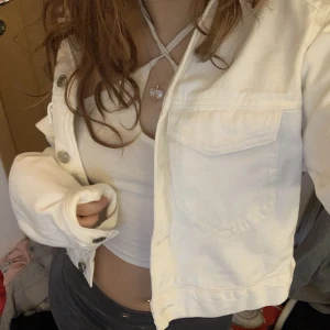 Vit jeans jacka - Vit jeans jacka från ginatricot helt oanvänd och prislappen sitter kvar :) ordinarie pris 400kr, ganska säker att den inte finns att köpa längre! Storlek XS ❤️ kan skicka fler bilder i dm! 