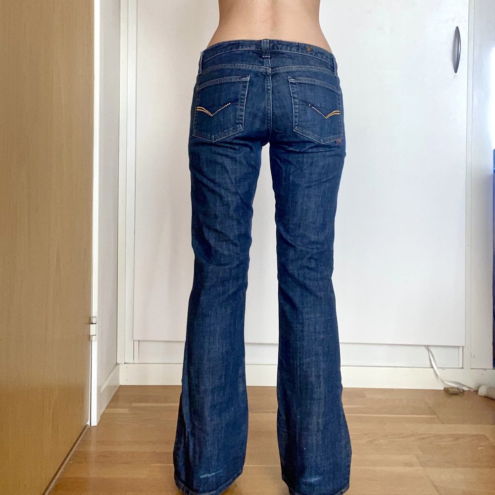 Lågmidjade straight jeans från River island. Jag är 168. Inga defekter. Midja: 38cm rakt över, innerben: 79cm. . Jeans & Byxor.