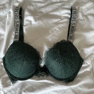 Victoria Secret bh - Mörkgrön bh med rhinestones från Victoria Secret! Köpt för runt 900kr men har aldrig kommit till användning så i perfekt skick!🩷