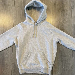 Grå hoodie - Hoodie från bikbok i superbra skick, strl xs