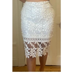 Kjol missguided - Kjol med hög midja och spets från Missguided. Ej genomskinlig och bara använd vid en fotografering men dragkedjan krånglar ibland! 